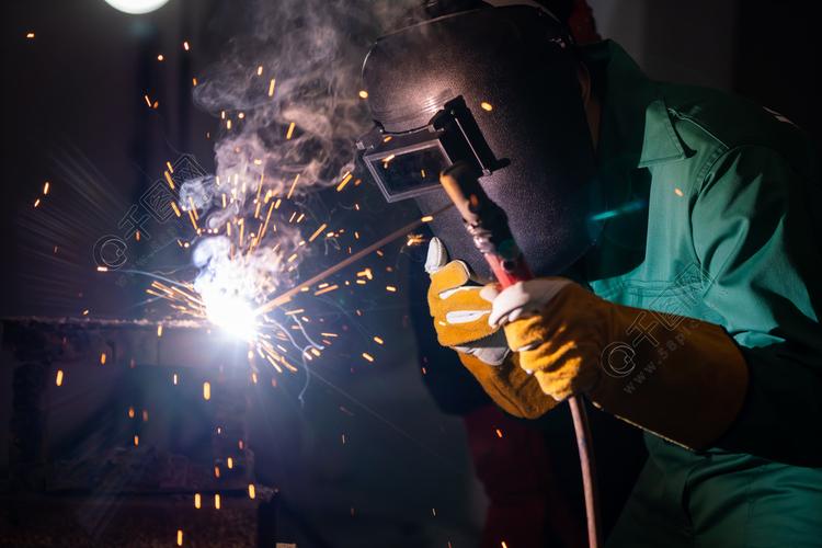 焊机在工厂焊接钢通过手工技能劳动概念的金属制品制造和建筑维护服务
